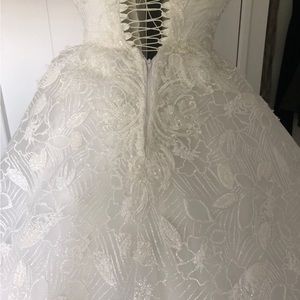 I have this beautiful weeding dress it’s worn out for tow hours only